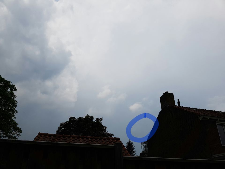 2 zwarte objecten in de lucht op foto foto