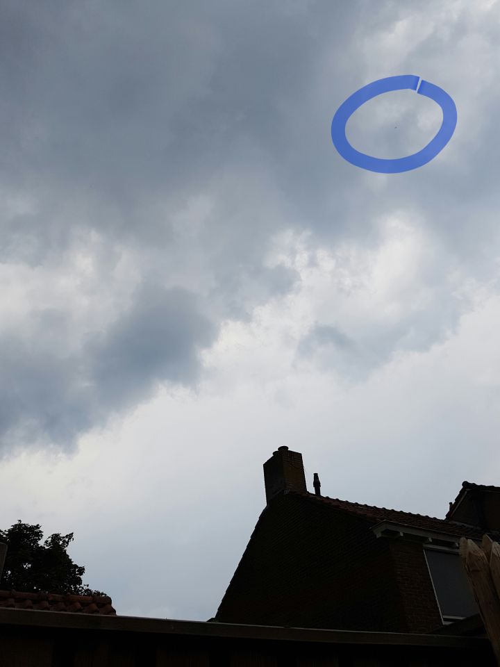 2 zwarte objecten in de lucht op foto foto