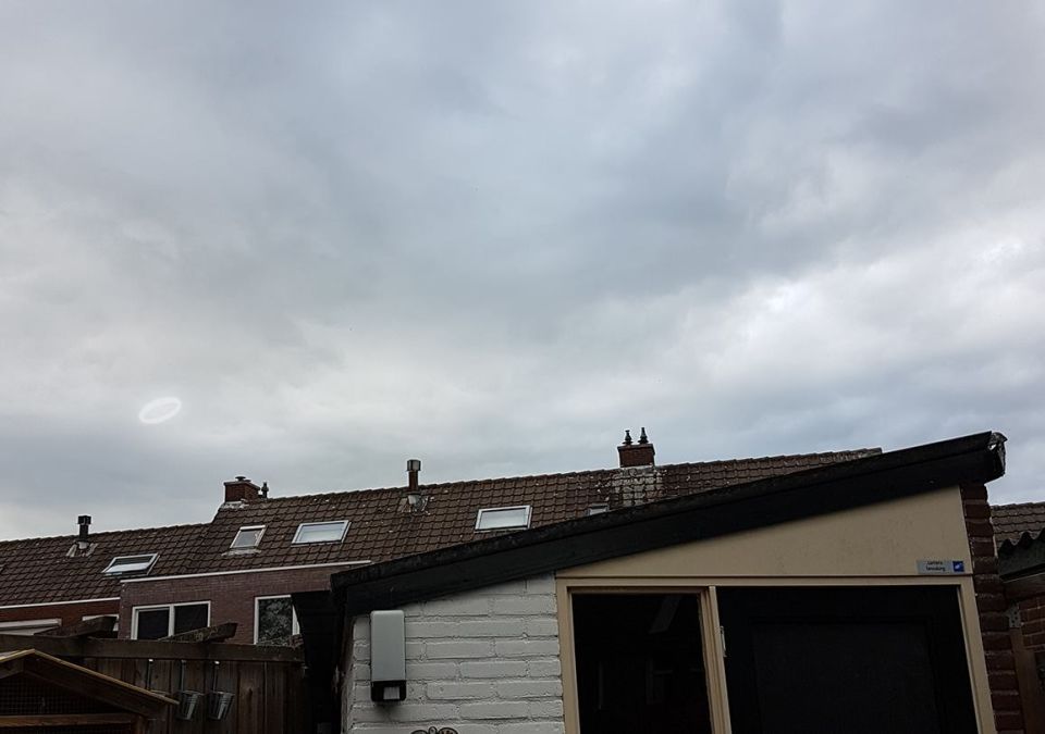 Lichtende circel met slingerende beweging van west naar oost. foto