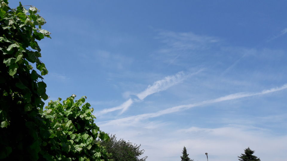 Onzichtbare schotel beweegt zich door condenstrail foto