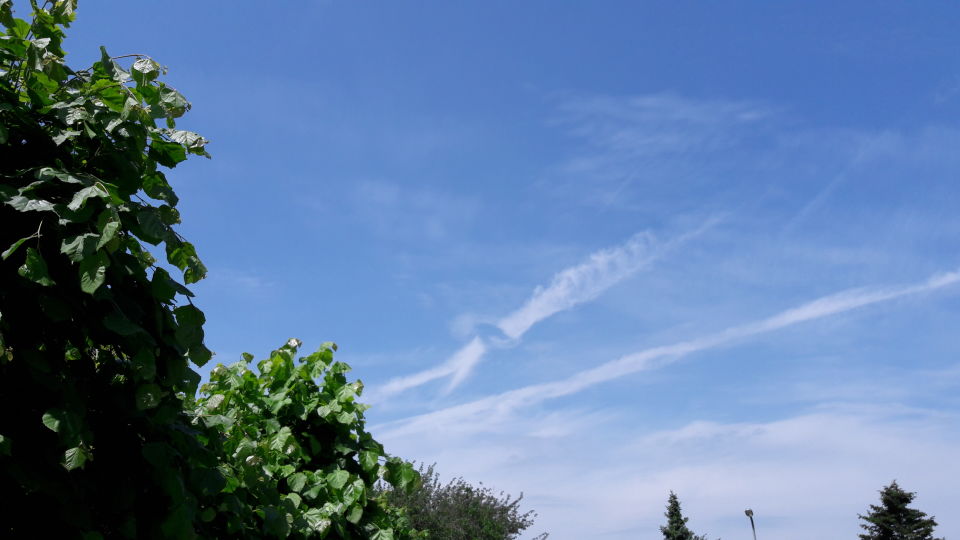 Onzichtbare schotel beweegt zich door condenstrail foto