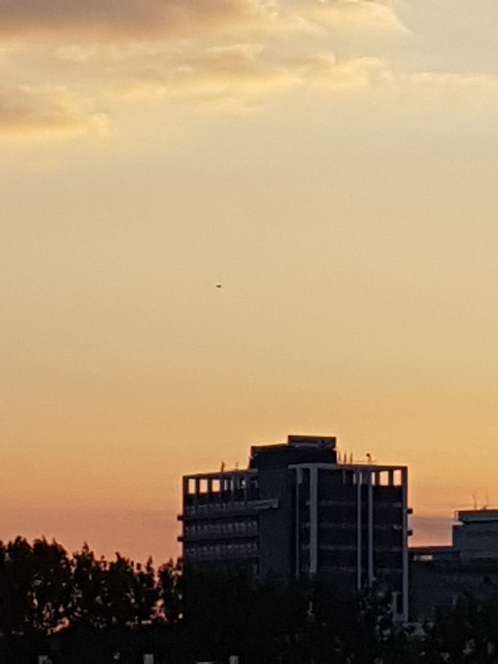 Driehoekig object boven AkzoNobel in arnhem foto