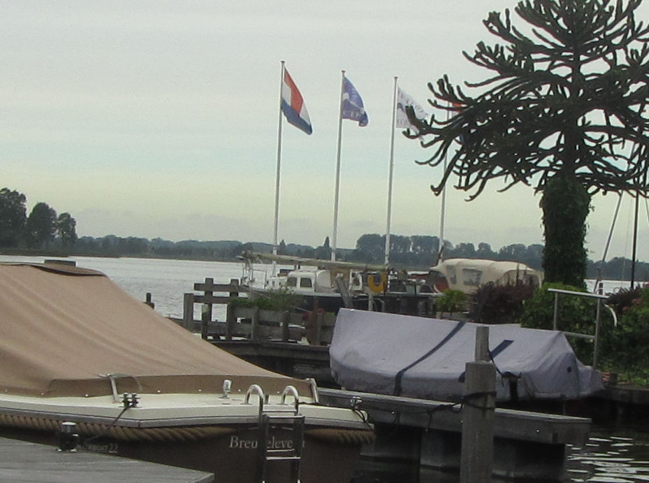 Van kleur veranderende (blauw->rood) draaiende lichtstaven laag boven het water foto