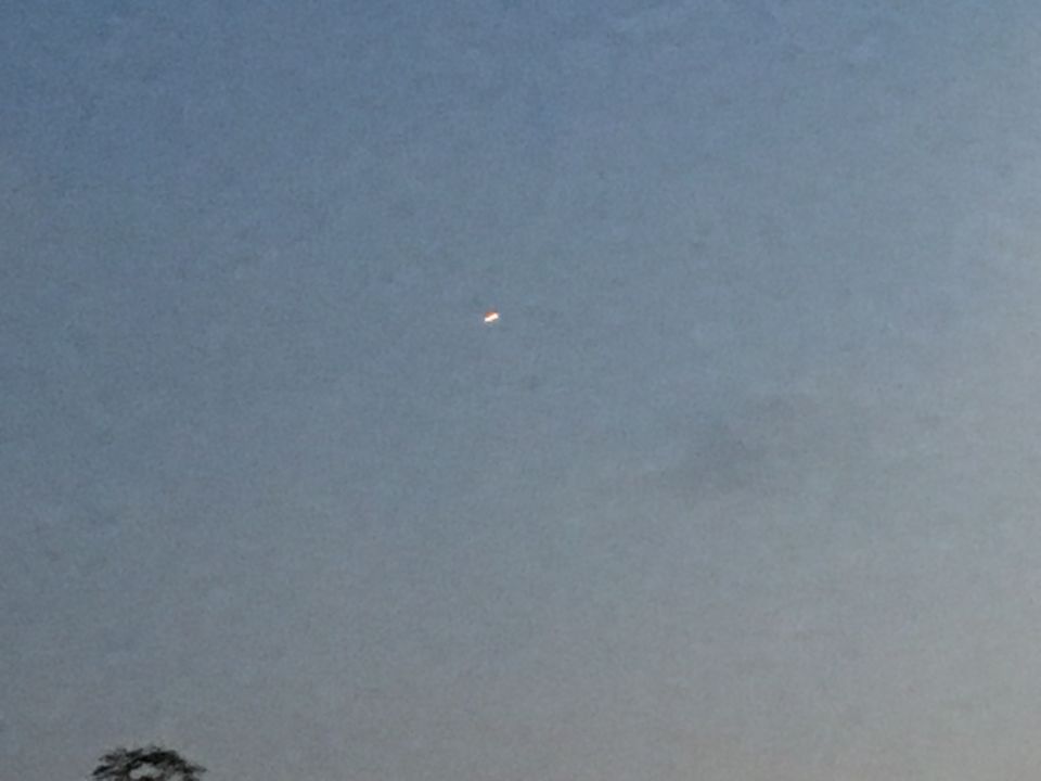 UFO zeer fel oranjerood licht foto