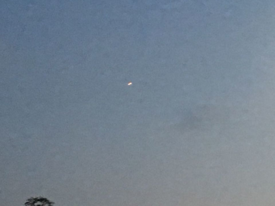 UFO met fel oranje/rood licht foto