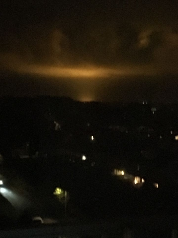 Groot object in lucht fel licht verlicht hele lucht foto