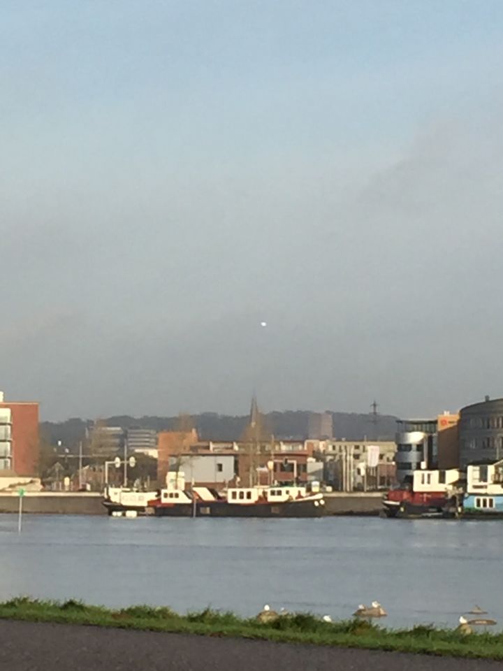 Felle bol boven Arnhem foto