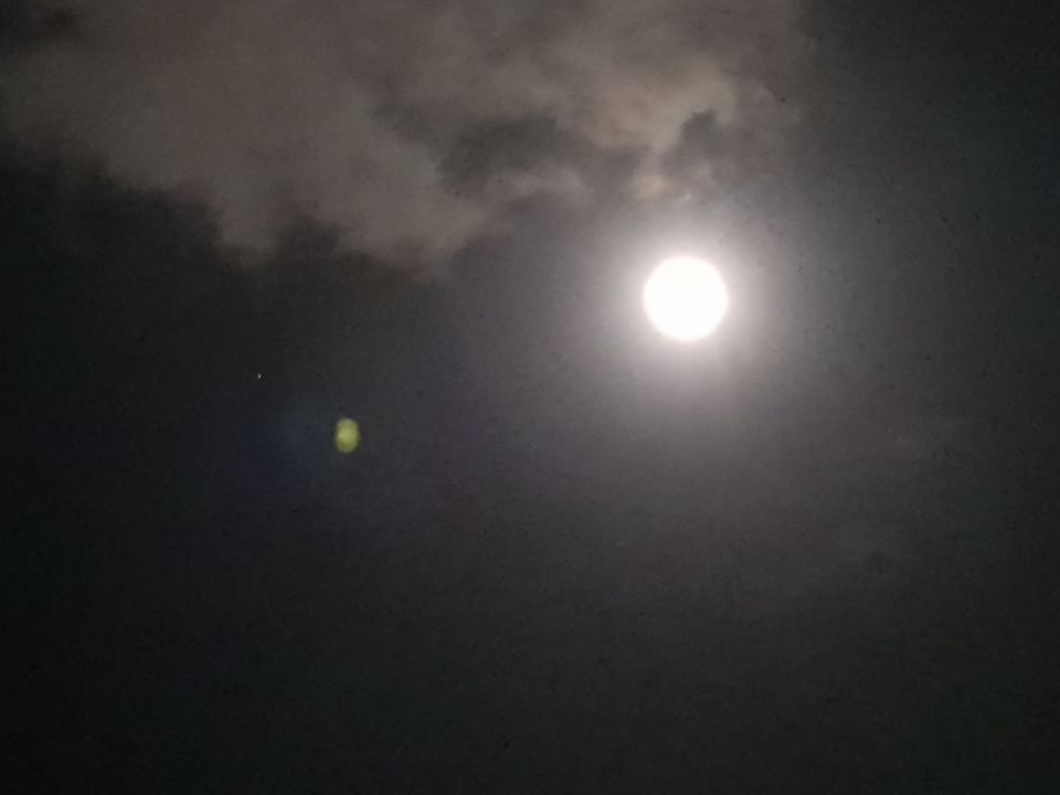 Stond op het balkon, zag iets groens in de vorm van een diamant foto