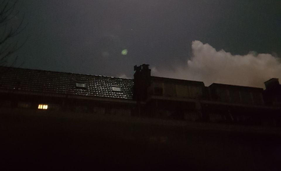 Stond op het balkon, zag iets groens in de vorm van een diamant foto