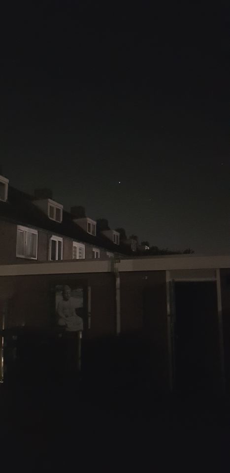 Vreemde driehoek met rood groene lampen staat stil en verplaatst weer pijlsnel v foto