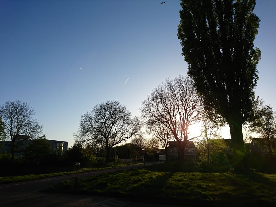 Bol met licht en daaromheen ook gek licht foto