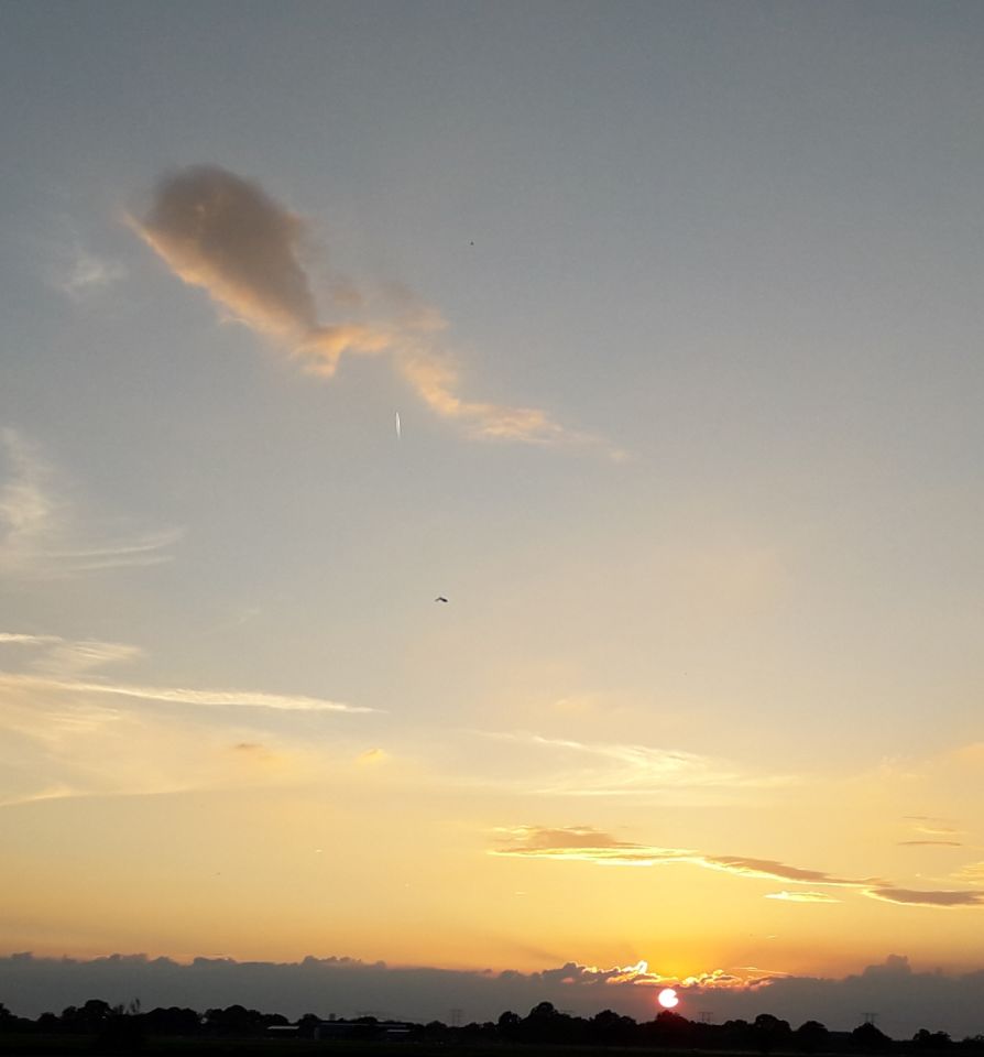 Verschijning raketachtig op foto bij zonsondergang foto