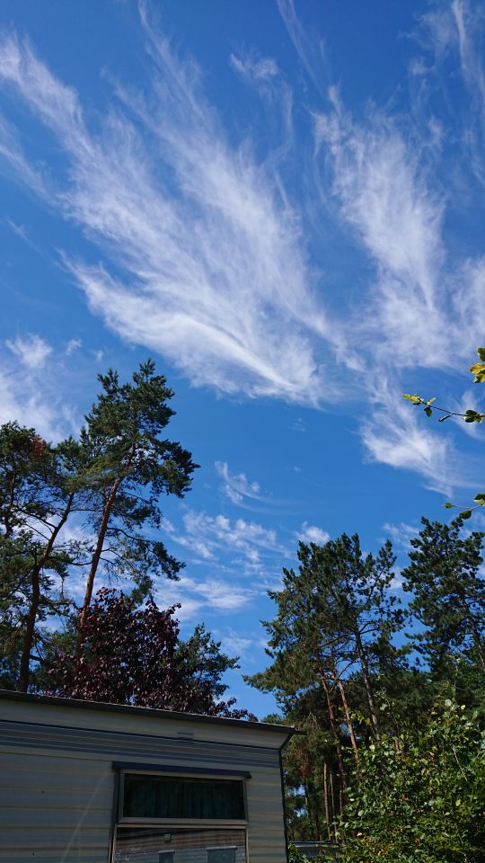 Zeart object onder bewolking langs foto