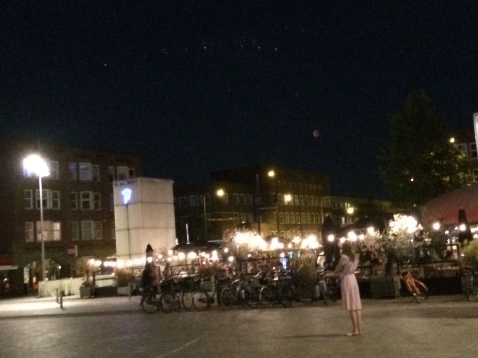 Formatie blauwige lichtjes boven bloedmaan in Amsterdam 27/07 23:06 foto