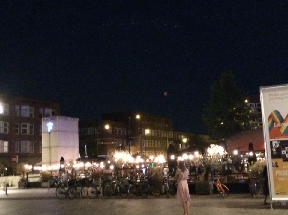 Formatie lichtjes boven bloedmaan in Amsterdam West 27/07 23:06 foto