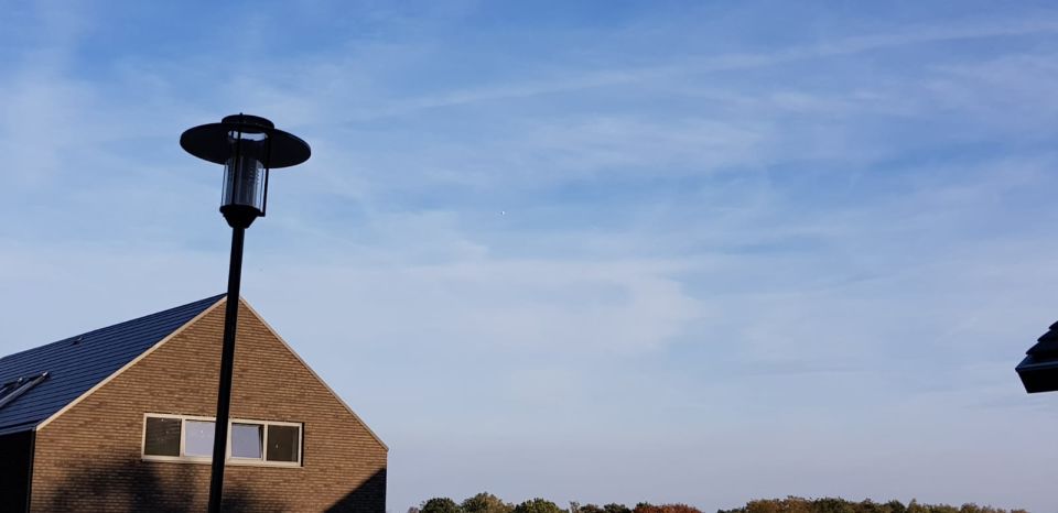 Stilstaande grote witte druppel hoog in de lucht foto