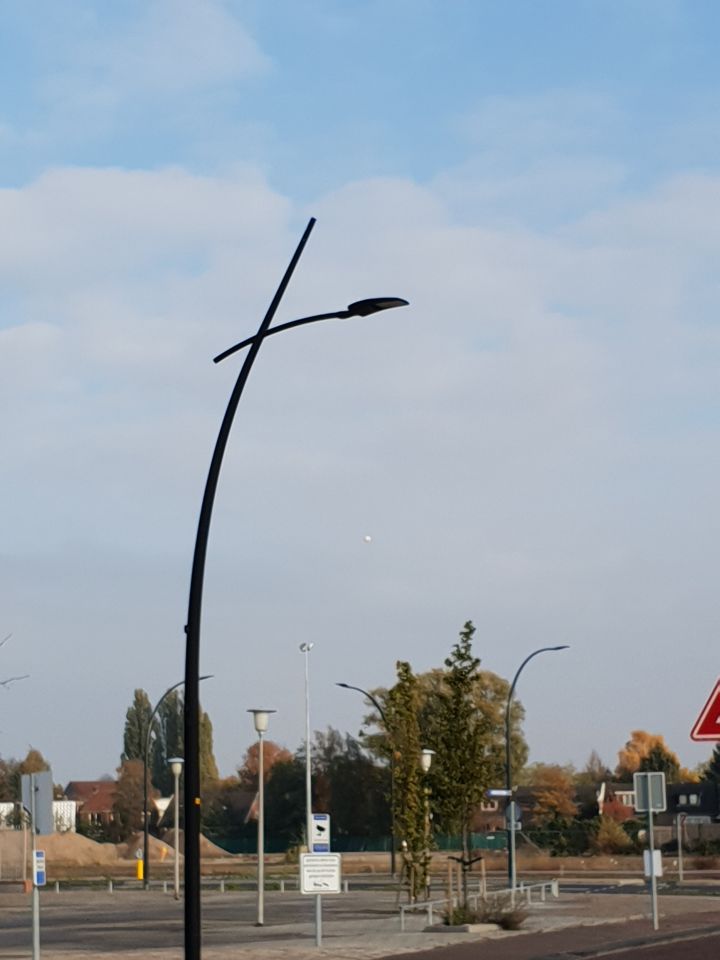 Witte bol die zich langzaam verplaatste foto