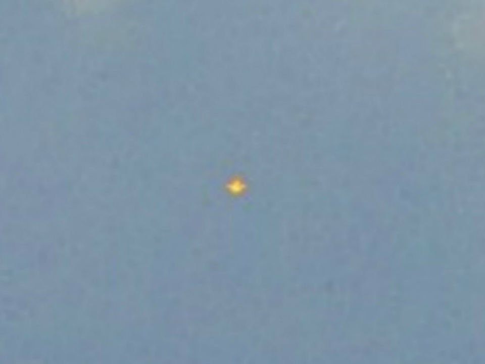 Fel ''licht gevend'' object in de lucht.! foto