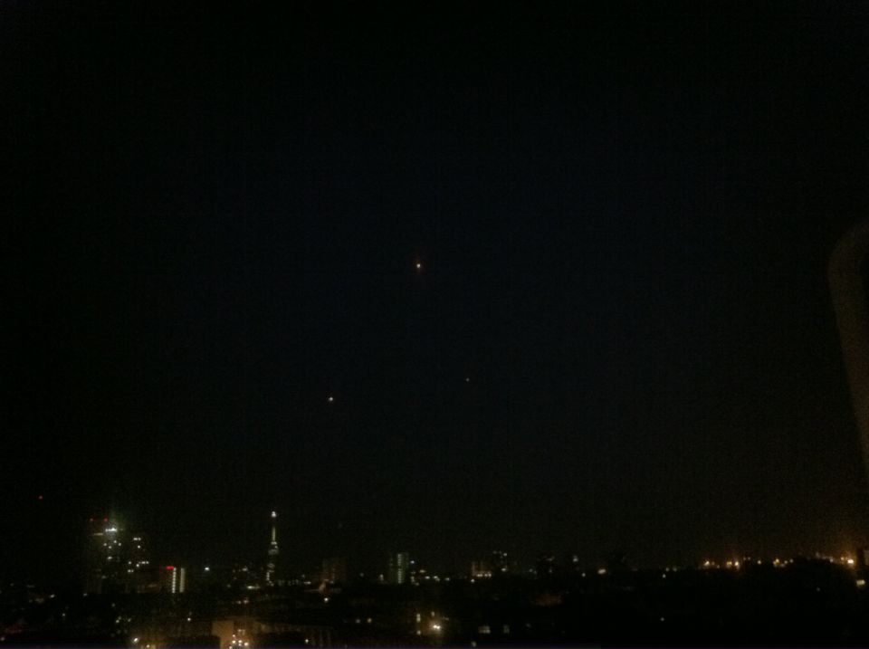 Drie UFO bollen (oranje) boven Rotterdam foto