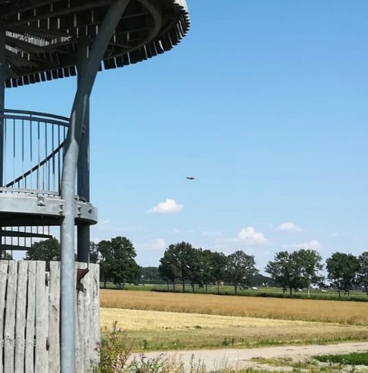 Stilstaand object in de lucht foto