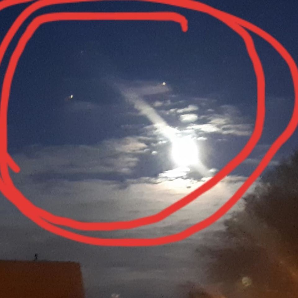 Twee UFO's gefotografeerd onder verschillende licht instellingen foto