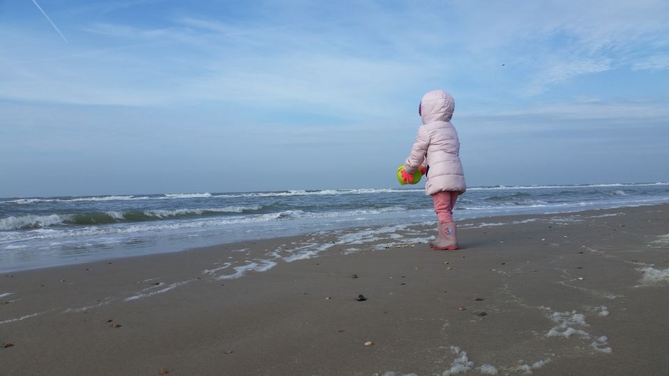 Een klein beeld, zwarte schijf met lichte bovenkant in lucht foto