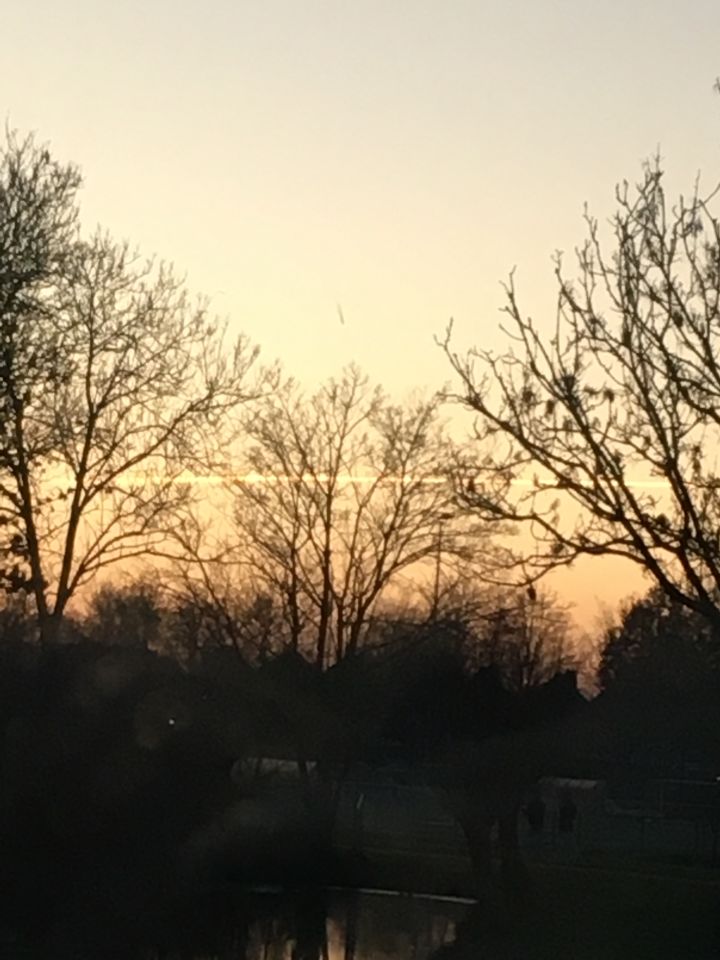 Donker object dat zich in 1 rechte lijn bewoog foto