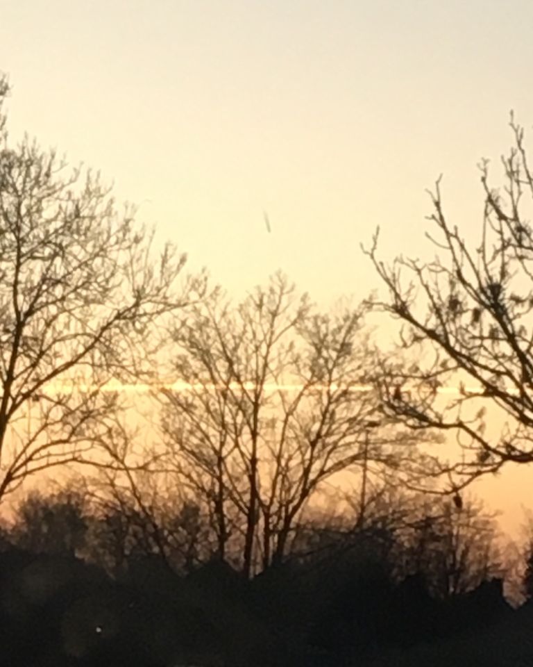 Donker object dat zich in 1 rechte lijn bewoog foto