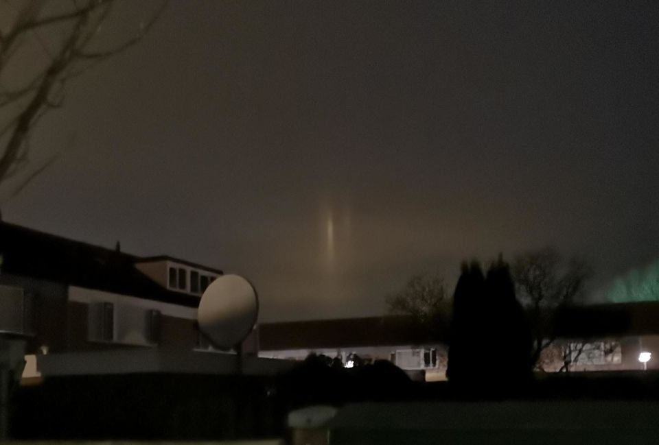 Oranje heldere stralen in de lucht. foto