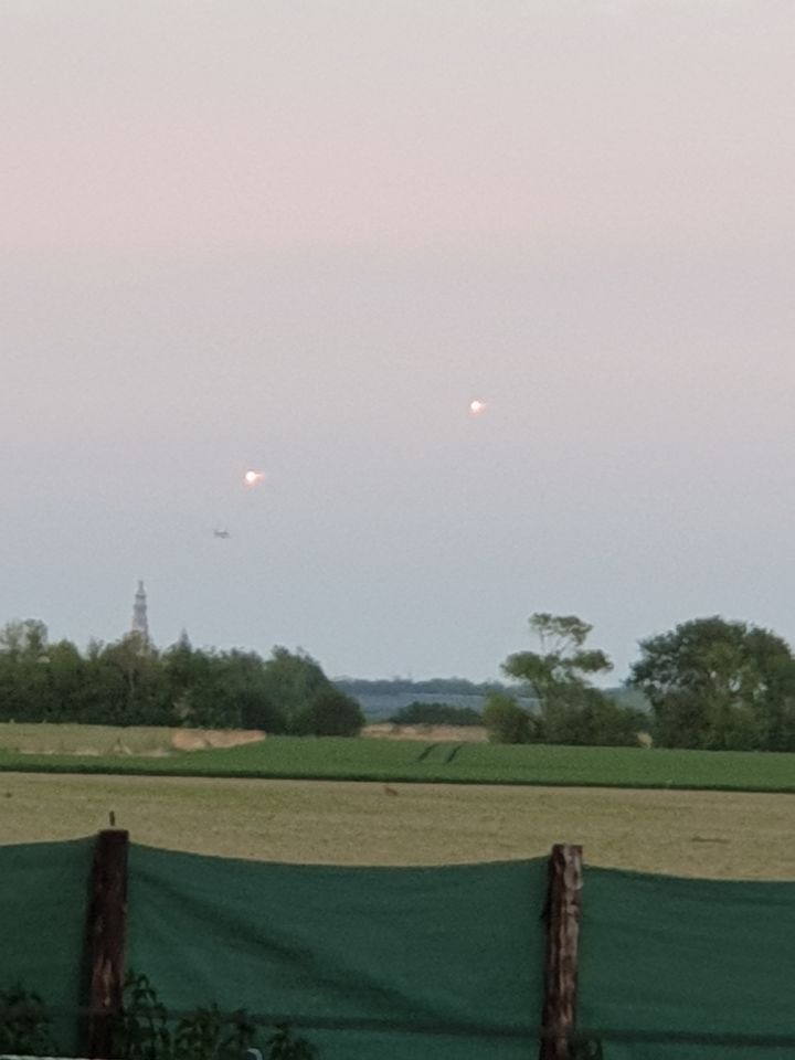 4 Hele felle stilstaande "lichten" boven de skyline van Middelburg, Zeeland. foto