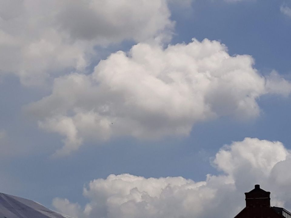 Een bolvormig object boven Amsterdams havengebied, boven Noord Amsterdam foto