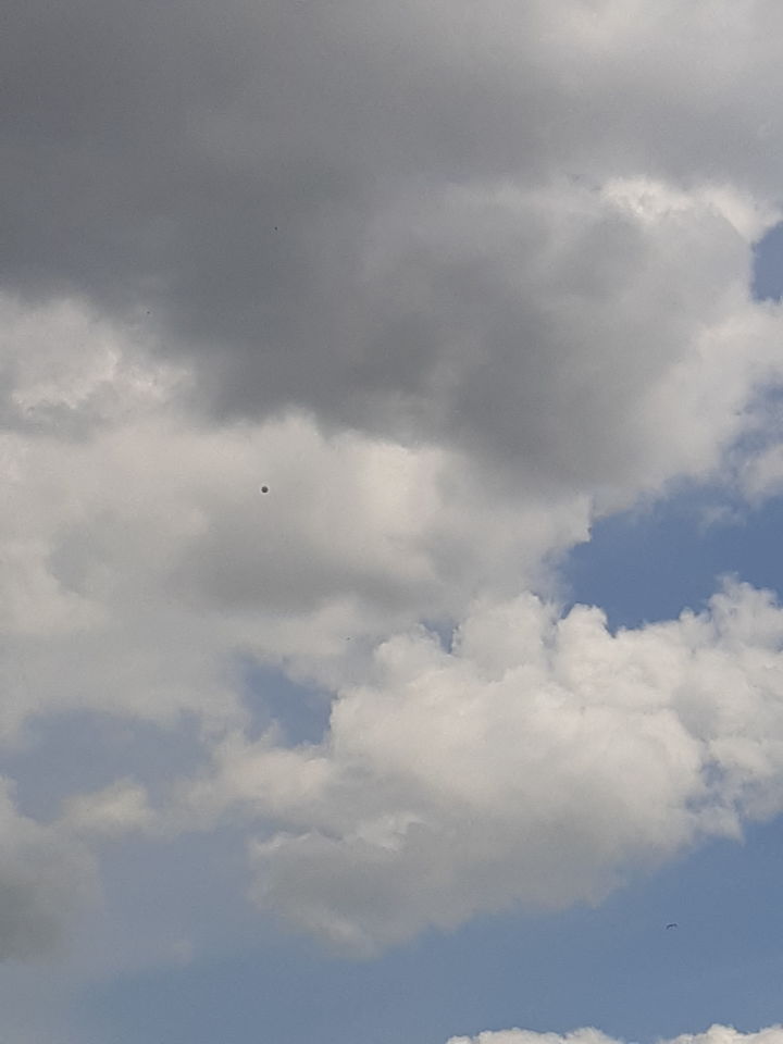 Een bolvormig object boven Amsterdams havengebied, boven Noord Amsterdam foto