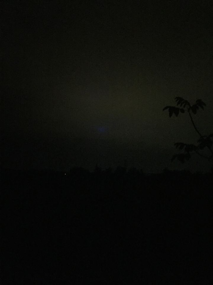 Verticale Blauwe lichtstraal op de wolken die zich snel verplaatst boven Arnhem foto