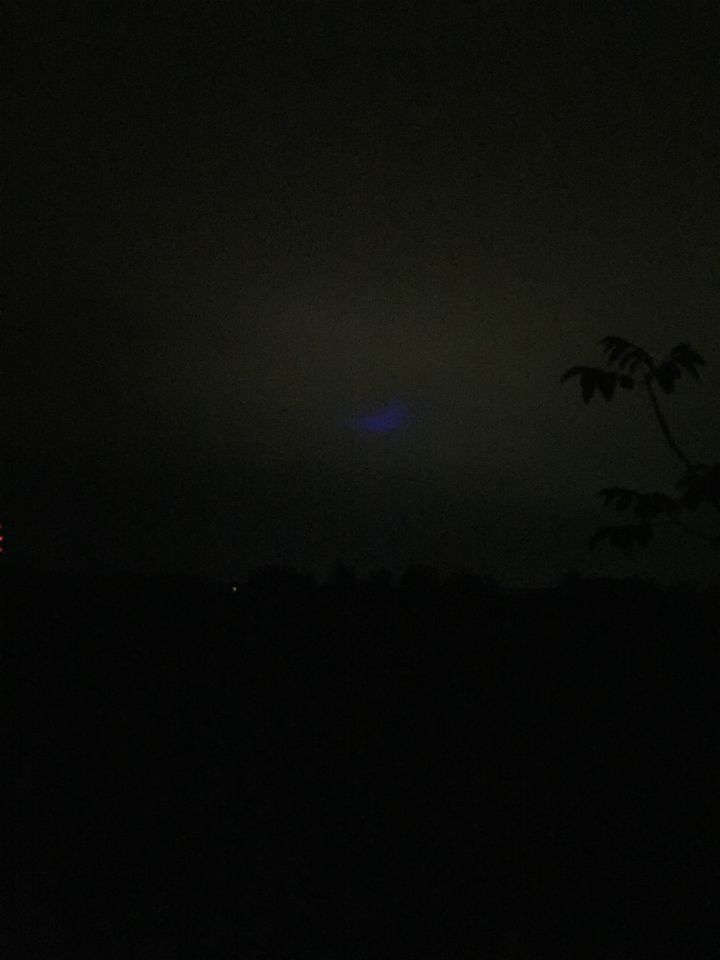 Verticale Blauwe lichtstraal op de wolken die zich snel verplaatst boven Arnhem foto