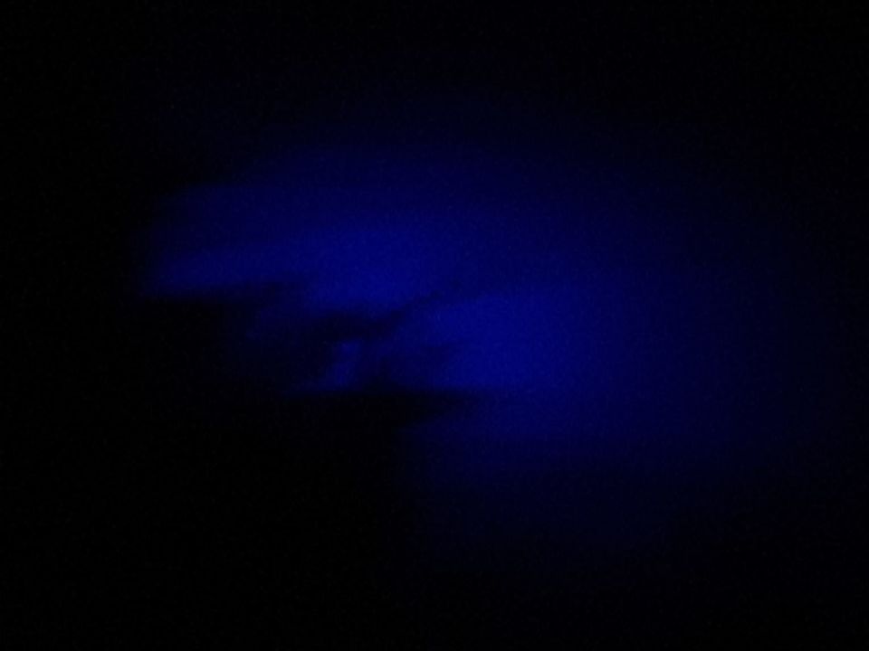 Blauw licht achter wolk wat zich verplaatst. foto