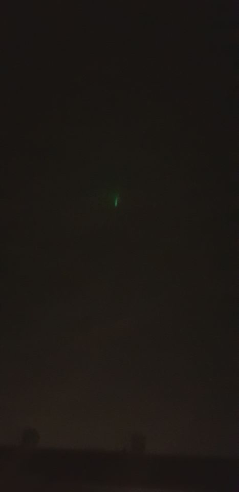 Stilstaand groen licht. Geen laserstraal. 10 min bekeken. Daarna weg. Na 45 weer foto