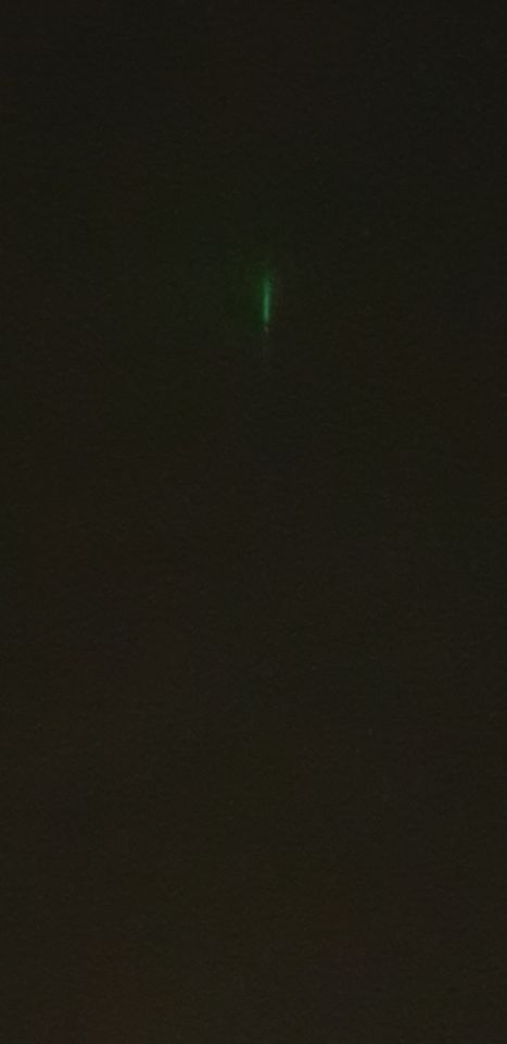 Stilstaand groen licht. Geen laserstraal. 10 min bekeken. Daarna weg. Na 45 weer foto