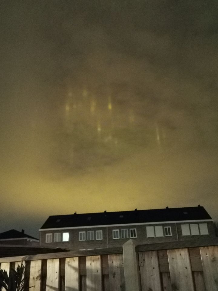 Rare lichtpunten/wolken in de lucht foto