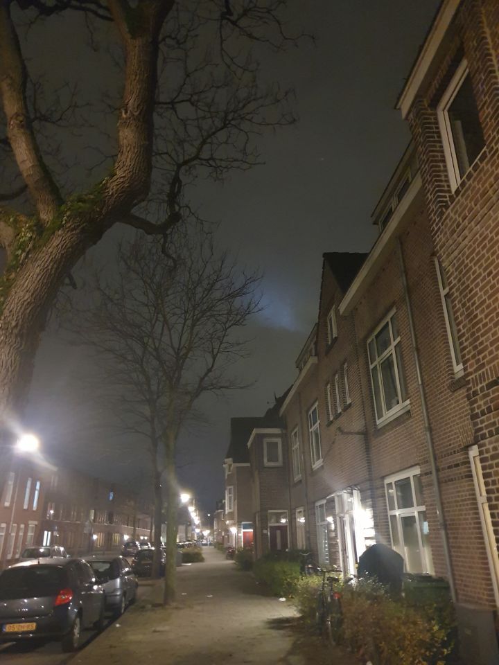 Een lichtbol dat met zelfde snelheid in een cirkel rond vloog foto