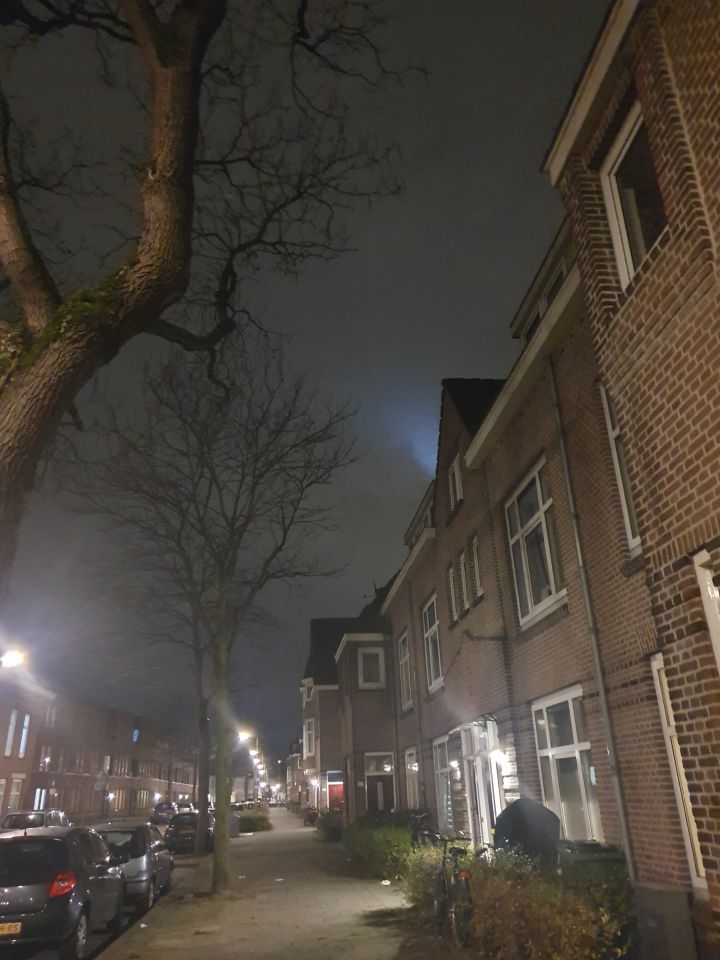 Een lichtbol dat met zelfde snelheid in een cirkel rond vloog foto