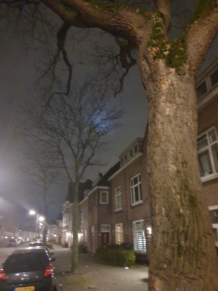 Een lichtbol dat met zelfde snelheid in een cirkel rond vloog foto