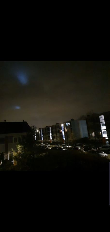 2 (zoek) lichten in de lucht. foto