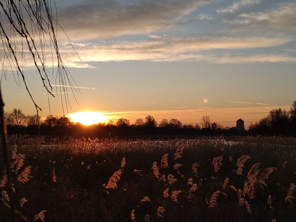 Bol die op een wolk lijkt niet op een spiegeling van de lens foto