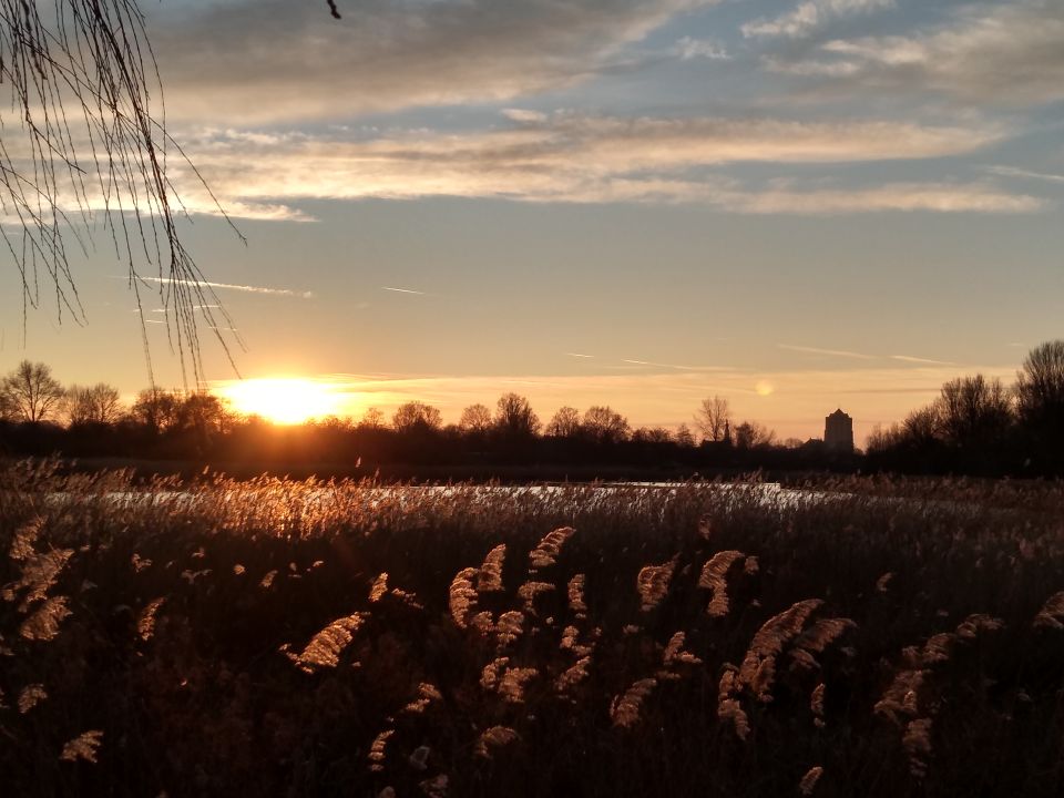 Bol die op een wolk lijkt niet op een spiegeling van de lens foto